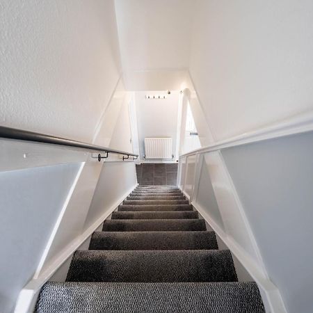 Gatwick Place - 4 Bed 2 Bath Self Contained House With Private Garden ฮอร์เลย์ ภายนอก รูปภาพ