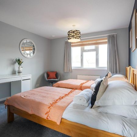 Gatwick Place - 4 Bed 2 Bath Self Contained House With Private Garden ฮอร์เลย์ ภายนอก รูปภาพ