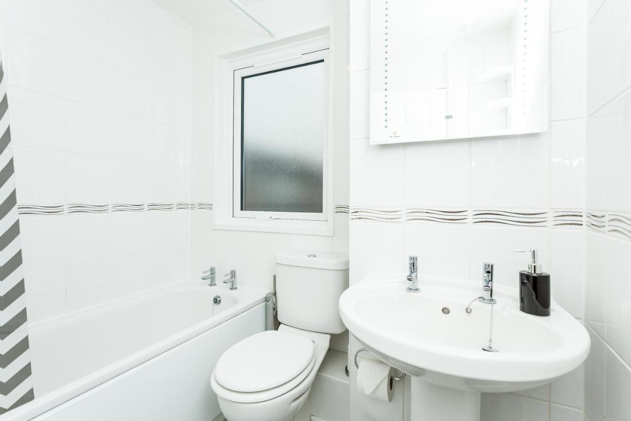 Gatwick Place - 4 Bed 2 Bath Self Contained House With Private Garden ฮอร์เลย์ ภายนอก รูปภาพ