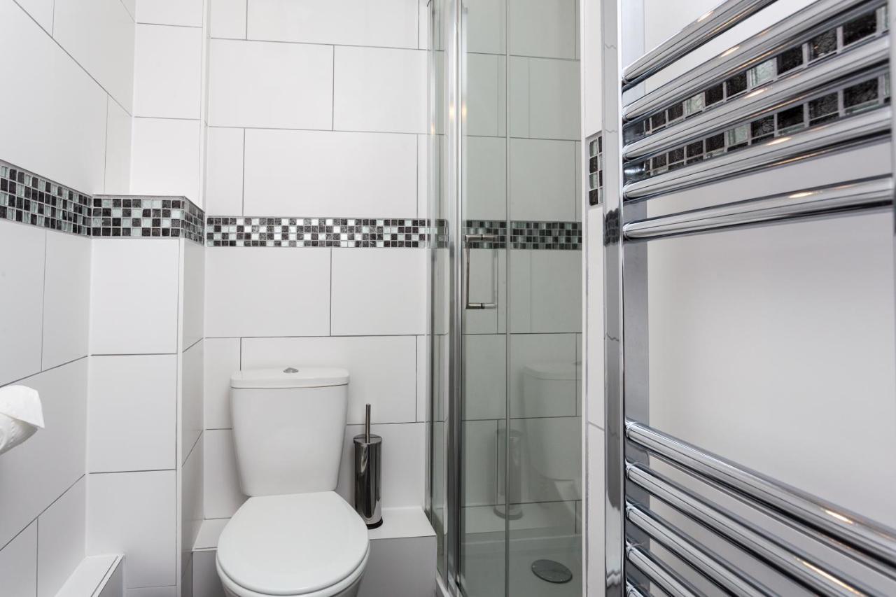 Gatwick Place - 4 Bed 2 Bath Self Contained House With Private Garden ฮอร์เลย์ ภายนอก รูปภาพ