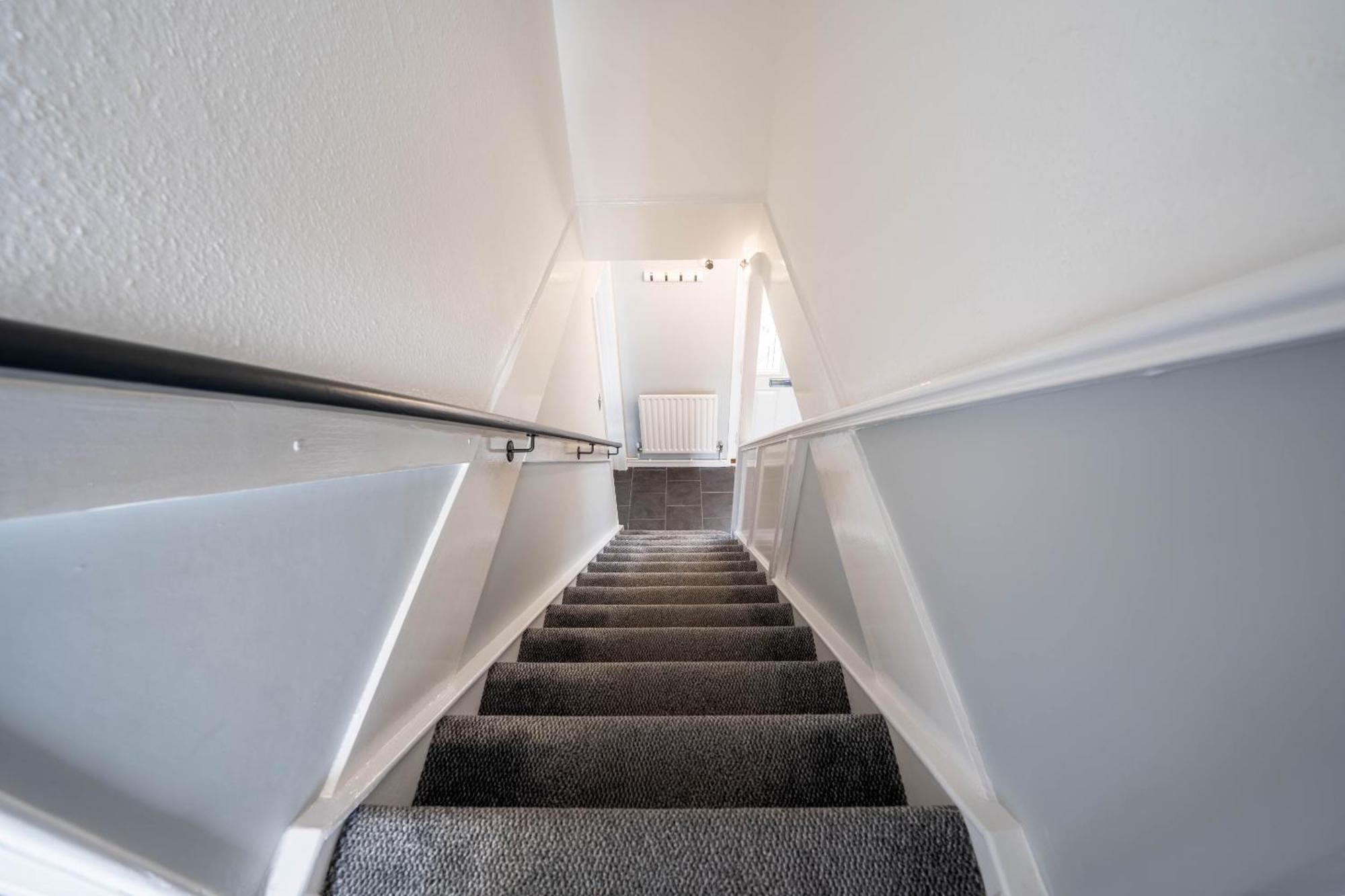 Gatwick Place - 4 Bed 2 Bath Self Contained House With Private Garden ฮอร์เลย์ ภายนอก รูปภาพ