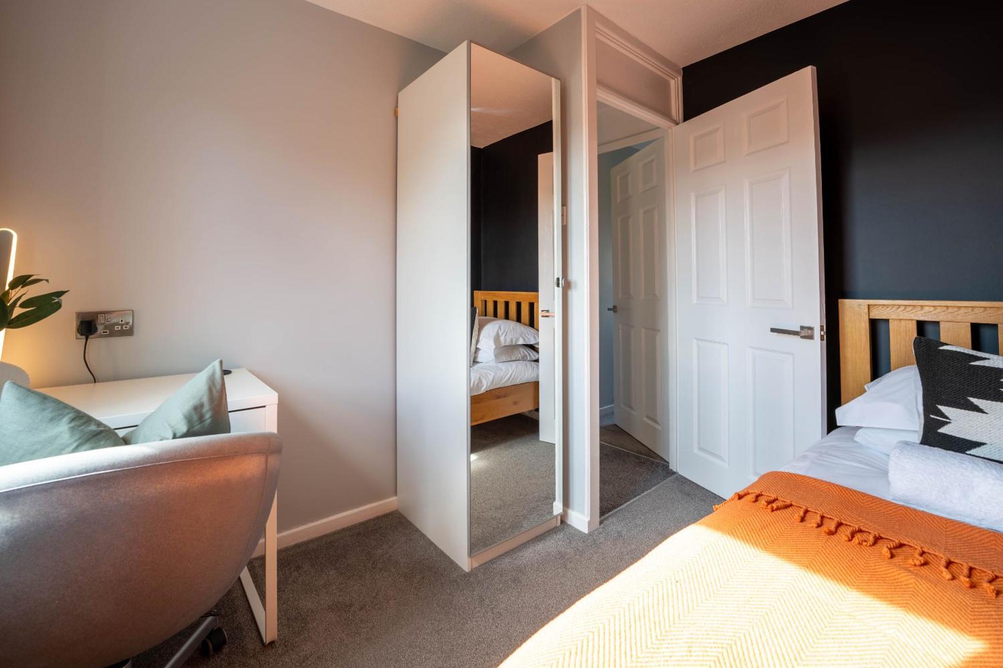 Gatwick Place - 4 Bed 2 Bath Self Contained House With Private Garden ฮอร์เลย์ ภายนอก รูปภาพ