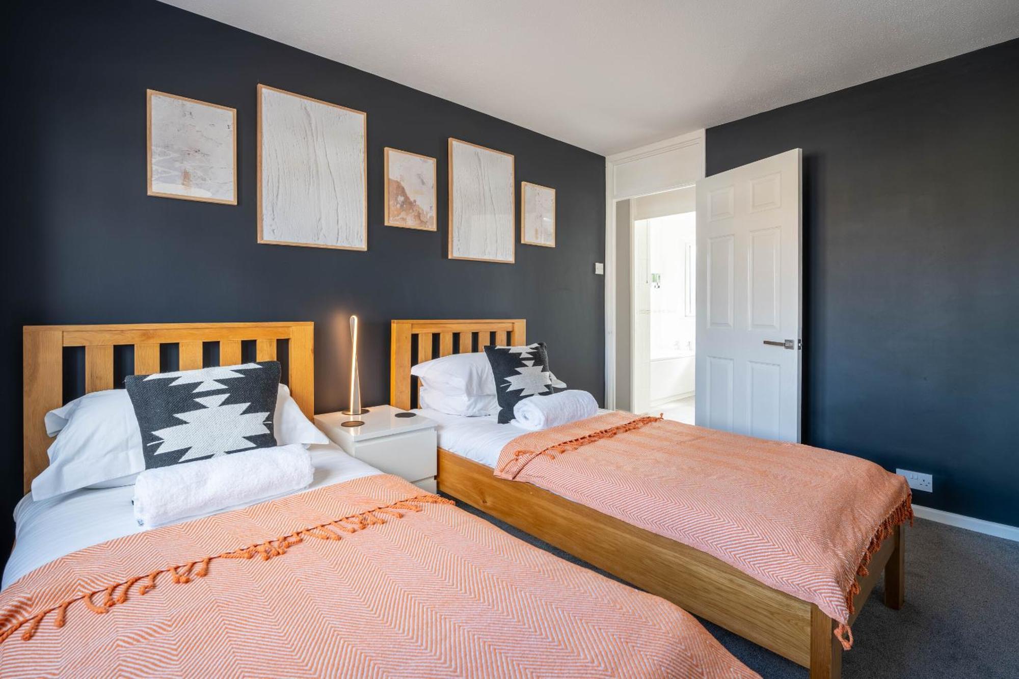 Gatwick Place - 4 Bed 2 Bath Self Contained House With Private Garden ฮอร์เลย์ ภายนอก รูปภาพ