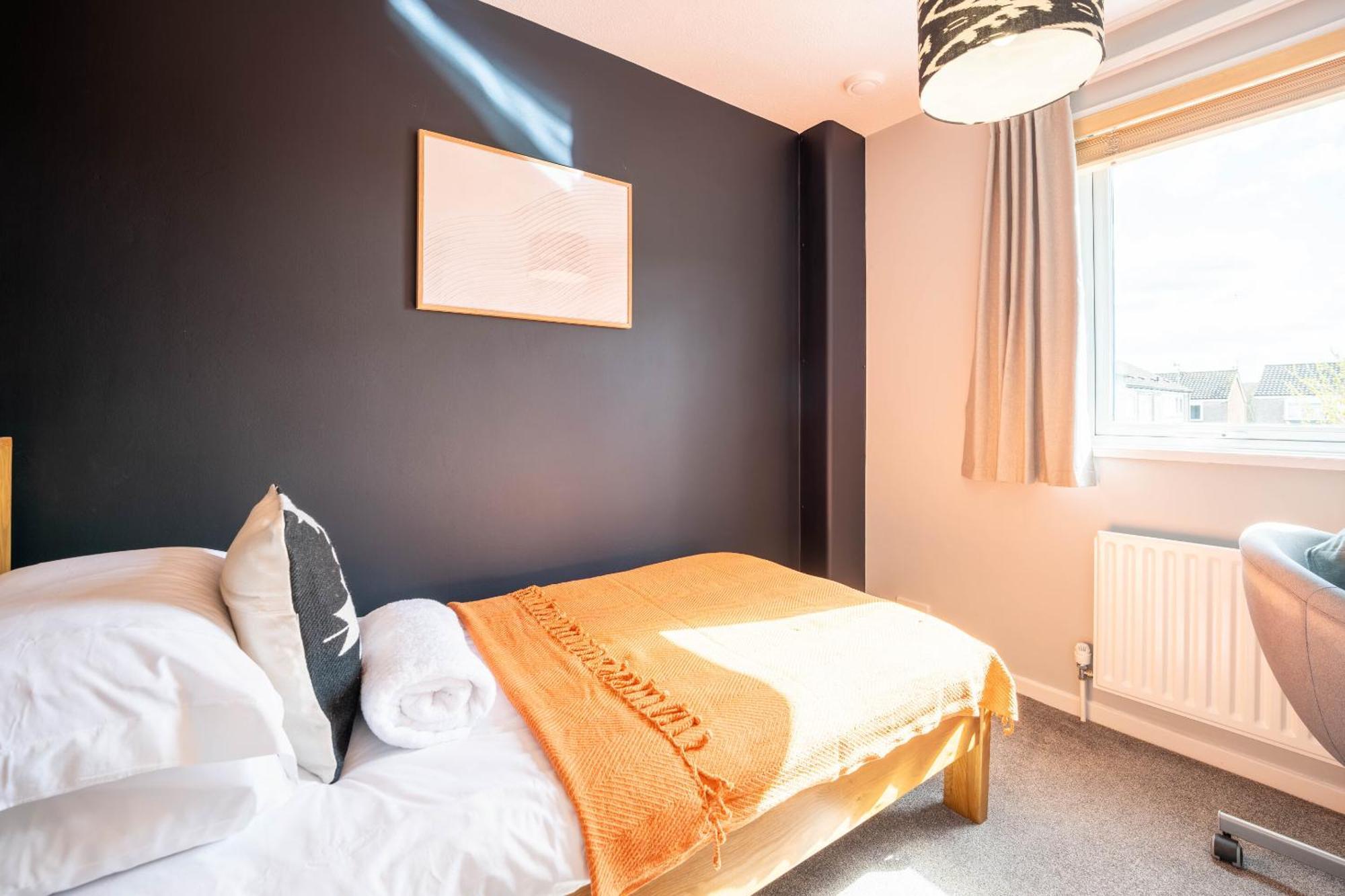 Gatwick Place - 4 Bed 2 Bath Self Contained House With Private Garden ฮอร์เลย์ ภายนอก รูปภาพ