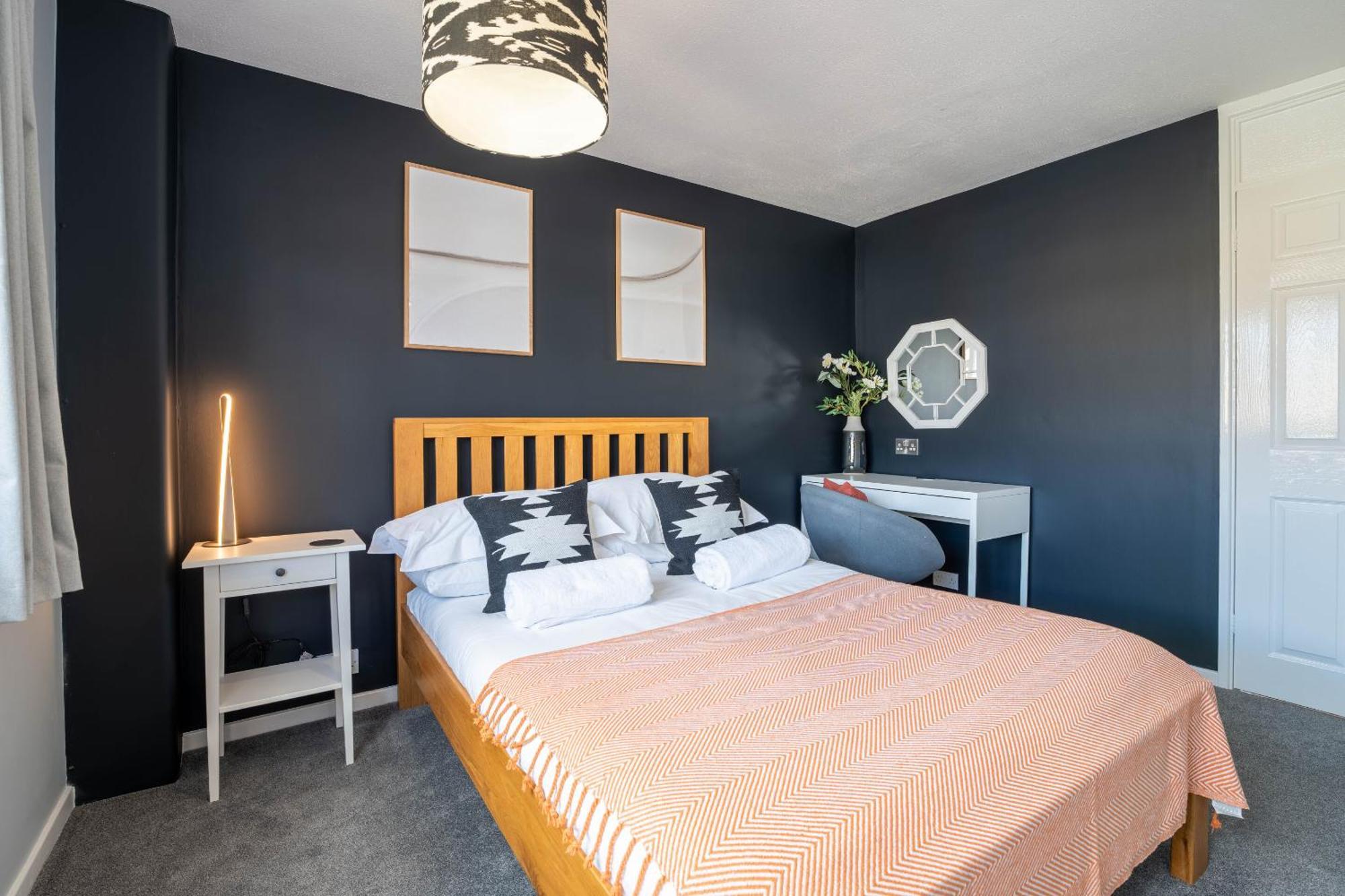 Gatwick Place - 4 Bed 2 Bath Self Contained House With Private Garden ฮอร์เลย์ ภายนอก รูปภาพ