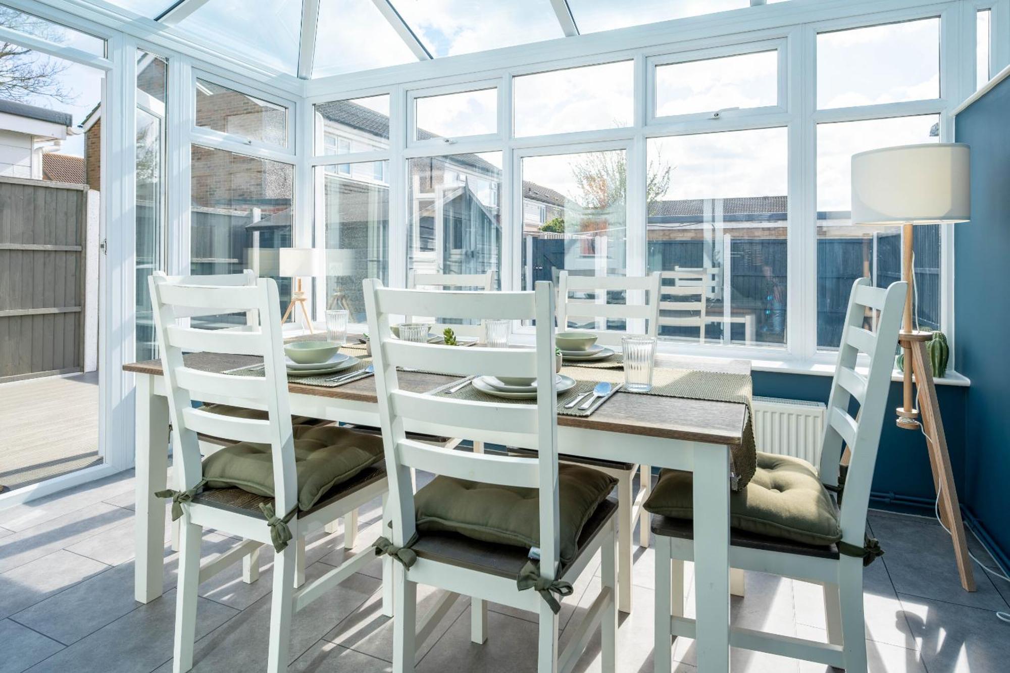 Gatwick Place - 4 Bed 2 Bath Self Contained House With Private Garden ฮอร์เลย์ ภายนอก รูปภาพ