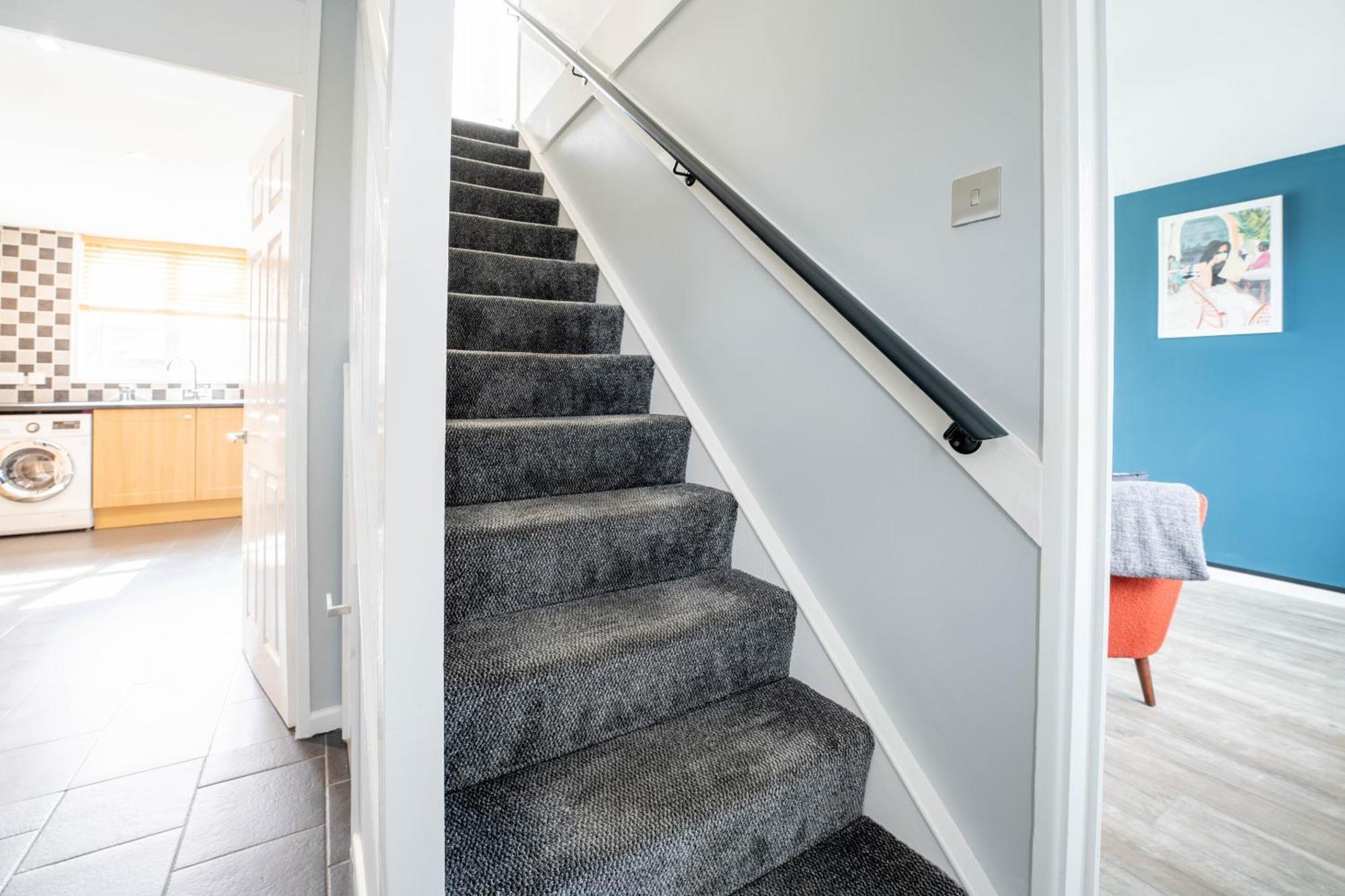 Gatwick Place - 4 Bed 2 Bath Self Contained House With Private Garden ฮอร์เลย์ ภายนอก รูปภาพ